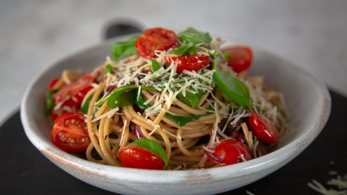 Each serving contains approximately 570 kcal.