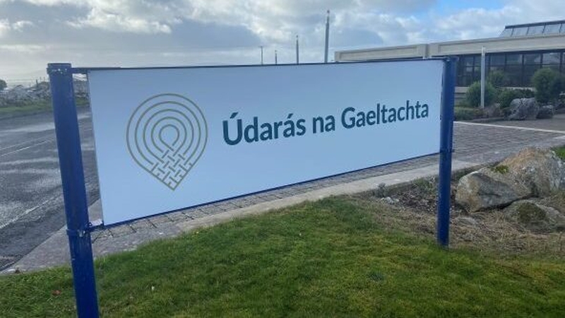 is é an t-eacnamaí an Dr Séin Ó Muineacháin a rinne an taighde ar son Údarás na Gaeltachta