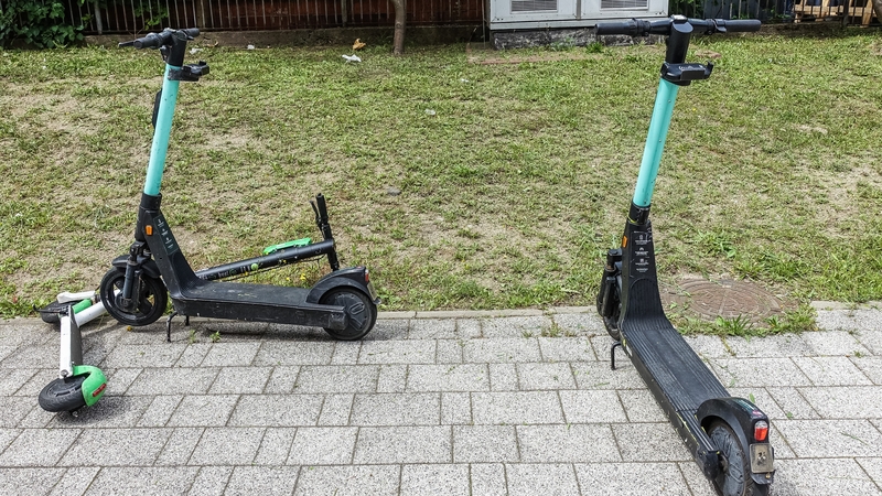 Rialacháin nua maidir le scútair leictreacha tugtha isteach ag an Aire Iompair Éamon Ryan