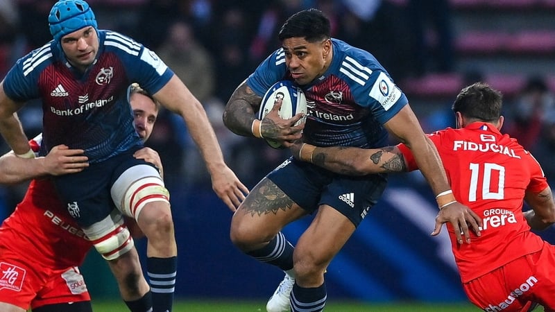 Malakai Fekitoa breaks through the tackle of Romain Ntamack