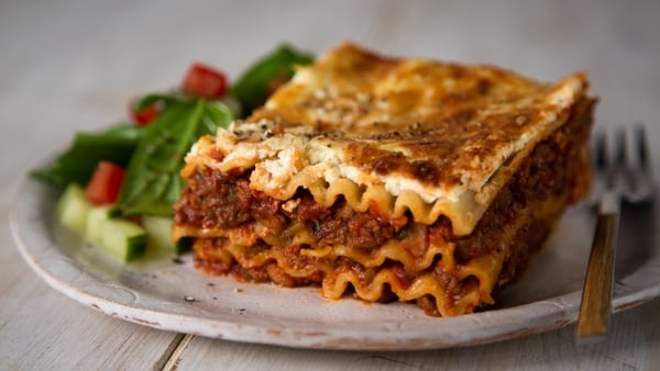 Each serving contains approximately 560 kcal.