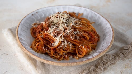 Each serving contains approximately 600 kcal.