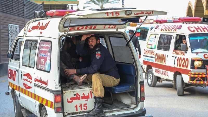 Ar Cheanncheathrú na bPóilíní i gcathair Peshawar, cois teorann leis an Afganastáin, a déanadh an t-ionsaí.
