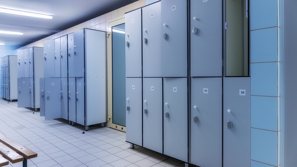 Hallaí spóirt a bhfuil saoráidí cithfholctha iontu ag teastáil le haghaidh dídeanaithe