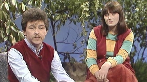 Ruairí Ó Báille and Máire Ní Bhric, presenters of Anois is Arís (1983)