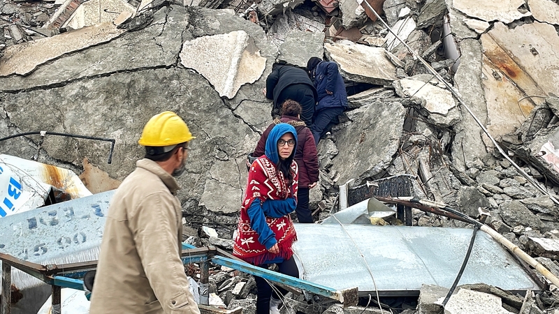 Duine aimsithe i smionagar foirgnimh i mbaile İskenderun i ndeisceart na Tuirce, 6 Feabhra 2023