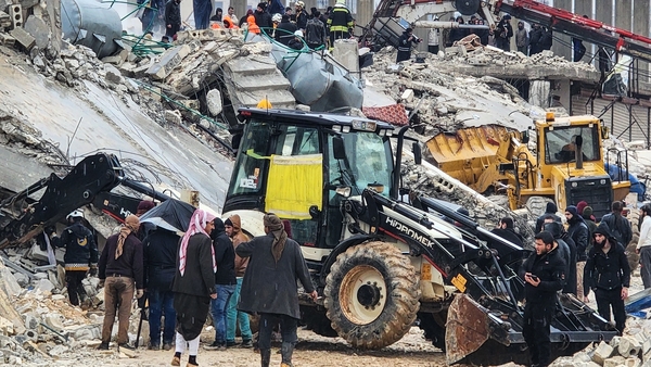 Tubaiste uafásach in Siria agus sa Turc
