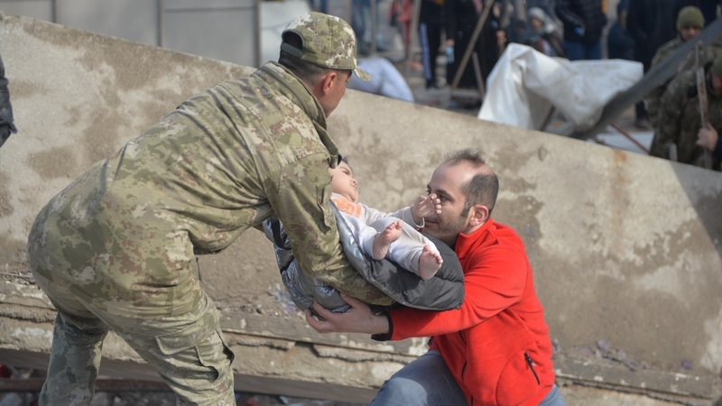 Leanbh cúig mhí dhéag á thabhairt amach as an smionagar ina bheatha i gcathair Kahramanmaras sa Tuirc, 7 Feabhra 2023