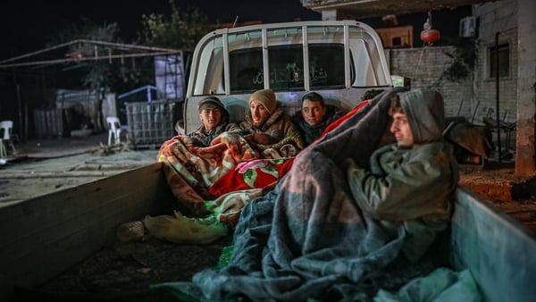 Amuigh faoin spéir in Aleppo i dtuaisceart na Siria, 9 Feabhra 2023