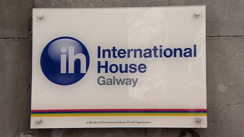 D'imigh an scoil International House Galway faoi leachtú gan choinne coicís ó shin.