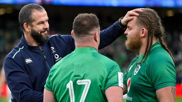 Andy Farrell congratulates props Finlay Bealham and Dave Kilcoyne (c)