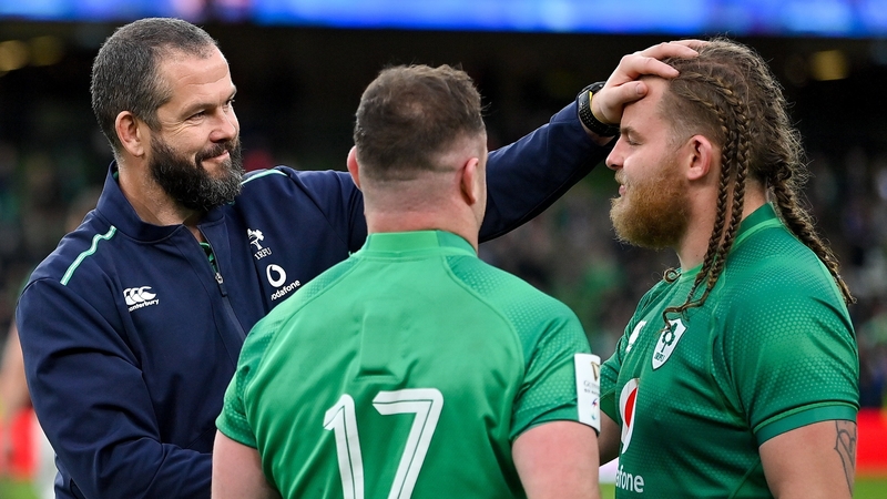Andy Farrell congratulates props Finlay Bealham and Dave Kilcoyne (c)