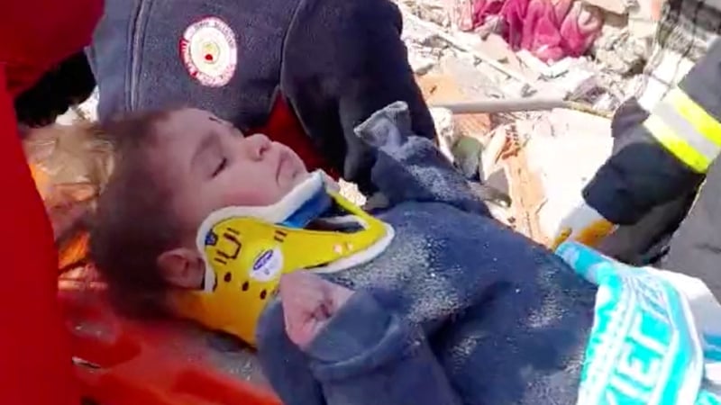 A child is rescued after 150 hours in the rubble in Hatay