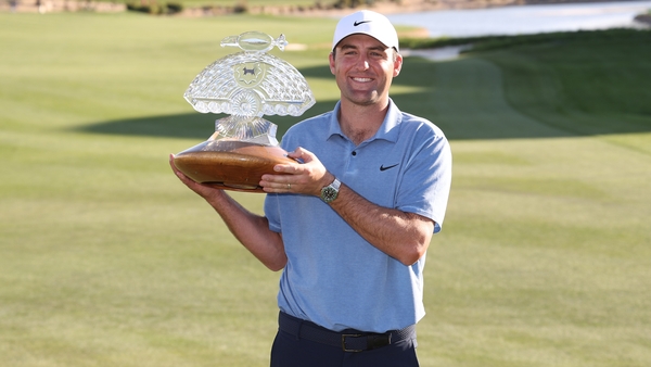 Scottie Scheffler with the trophy in Arizona
