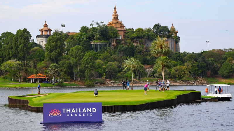 Sami Valimaki putting on the signature 17th in Thailand