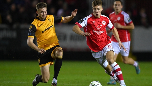 Thomas Lonergan of St Patrick's Athletic (R) takes on Derry City's Will Patching