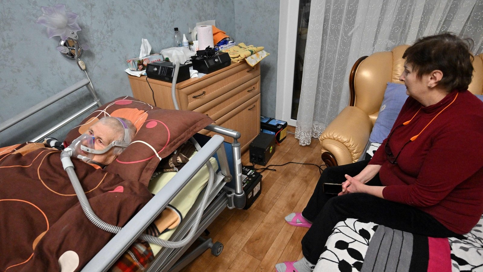 Kyiv - Lyudmyla Mozgova and her husband Valentyn Mozgovy, who depends on a ventilator, and who must adapt to power cuts triggered by Russian strikes on Ukrainian energy infrastructures.