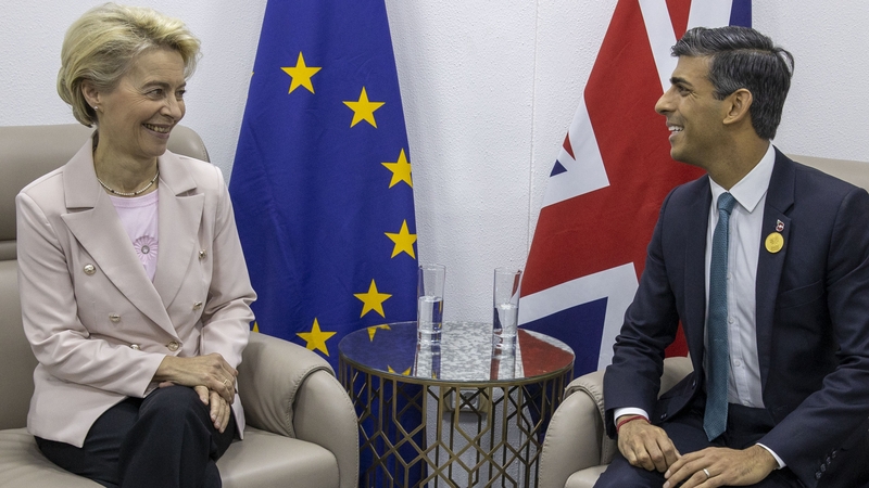von der Leyen agus Sunak os comhair na gceamraí san Éigipt mí na Samhna.