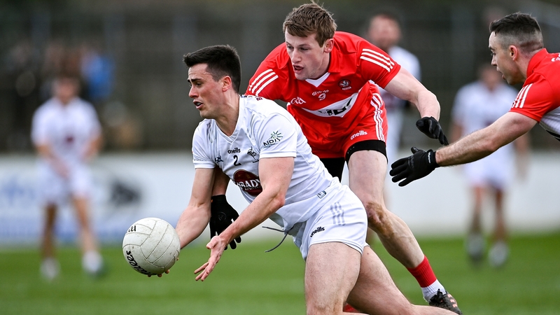 Mick O'Grady of Kildare in action against Brendan Rogers and Niall Toner, right, of Derry