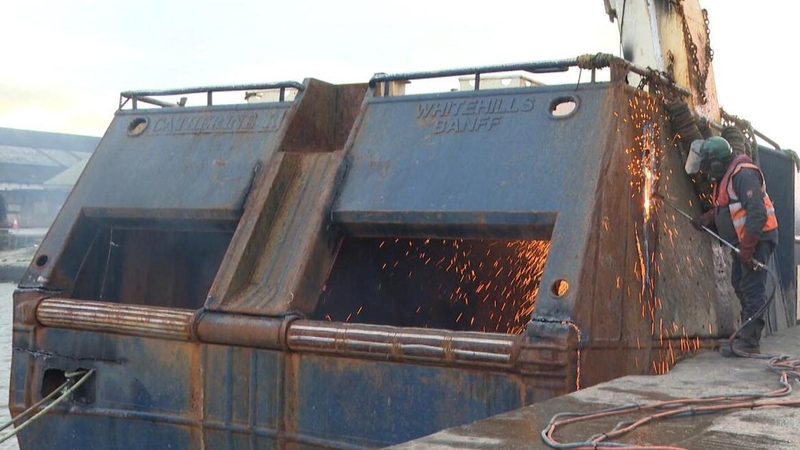 Bád iascaigh á cur ó mhaith - léiriú eile ar an meath ar an ngairm