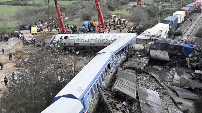 Láthair na tubaiste in aice le cathair Larissa sa Ghréig