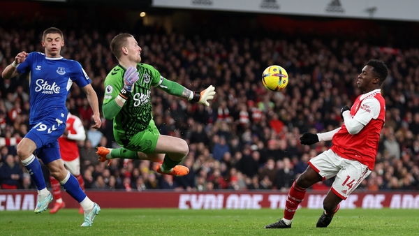 Eddie Nketiah of Arsenal shoots