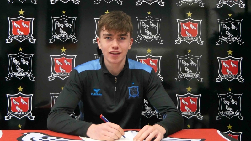 Eoin Kenny signs his first professional contract - Picture via Dundalk FC