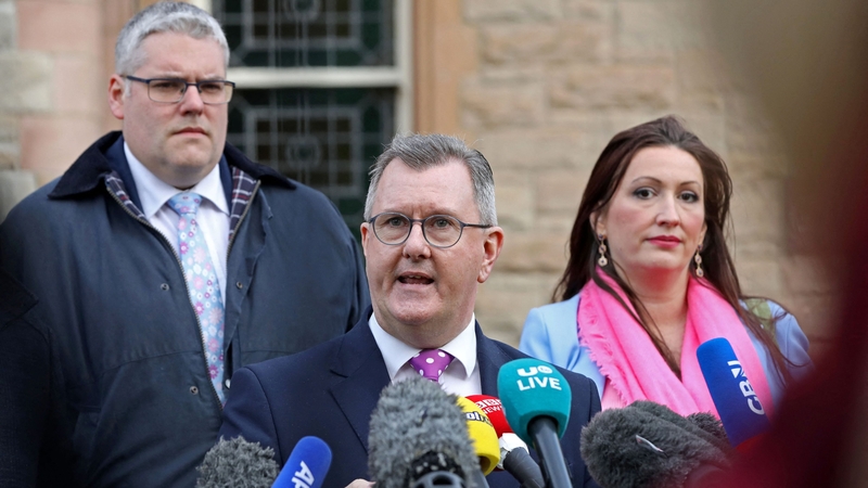 Ceannaire an DUP Jeffrey Donaldson (sa lár)