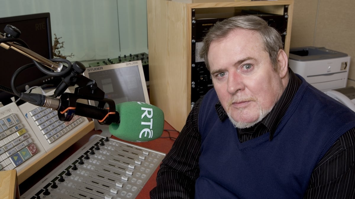 Tús Áite: Mír in Ómóis do t-iar chraoltóir RnaG Seán P Ó hÉalaí 