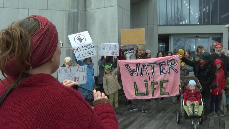 An grúpa 'Keep Tulla Untouched' taobh amuigh de chruinniú Chomhairle Chontae an Chláir