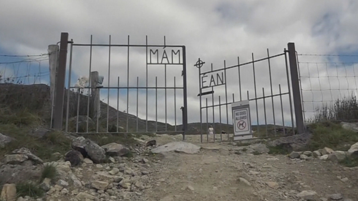 Maryann Uí Chadhain, amhranaí.