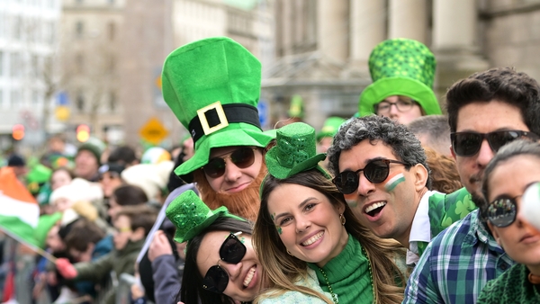 Scliúchas, gáire, pleidhcíocht agus sonas.