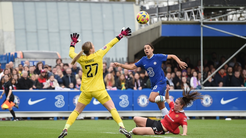 Sam Kerr lifts the ball over Mary Earps of Manchester United