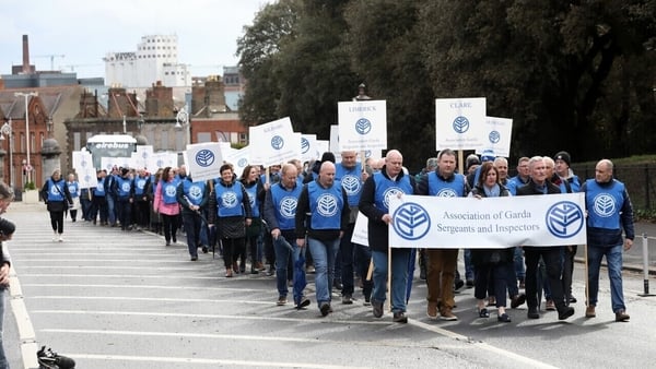 Middle-ranking gardaí say their working arrangements have left them frustrated, stressed and angry (Pics: RollingNews.ie)