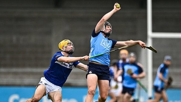 Dónal Burke gets to the ball ahead of Ian Shanahan