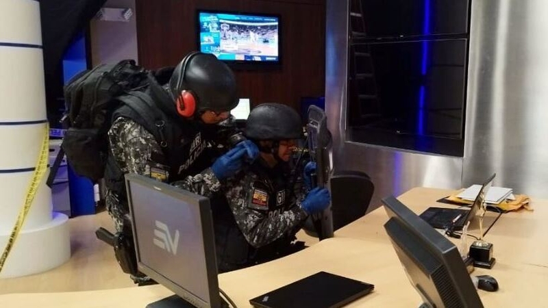 Journalist Lenin Artieda of the Ecuavisa private TV station received an envelope at his workplace (Image: Ecuador National Police)