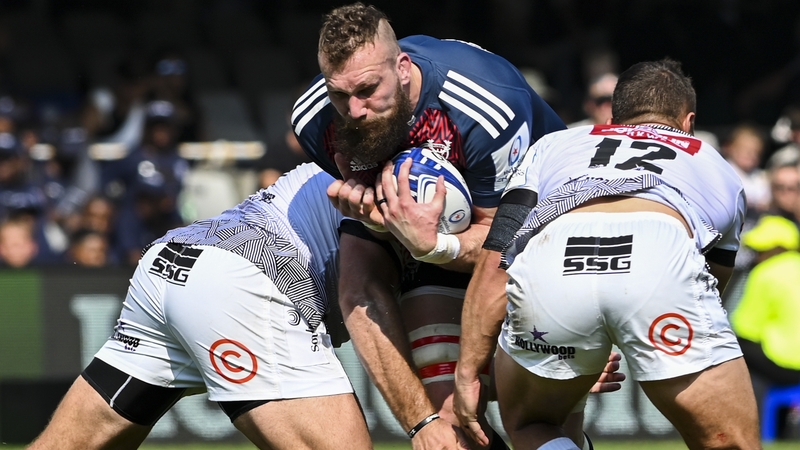 RG Snyman tries to break the Sharks cover