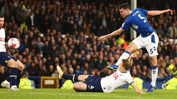 Michael Keane of Everton scores