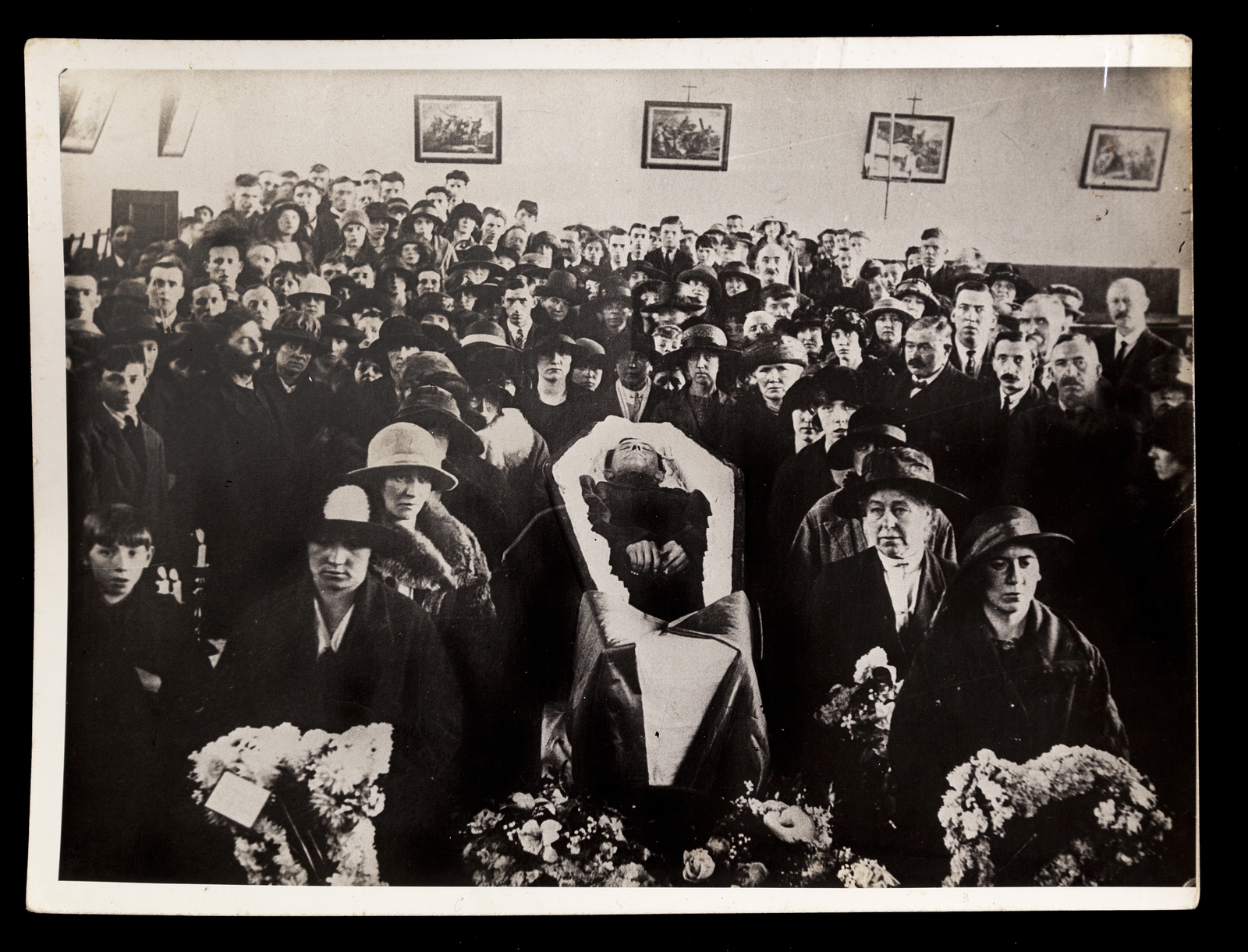 Liam Lynch lying in state before his funeral. (Credit: Cork Public Museum, Cork)