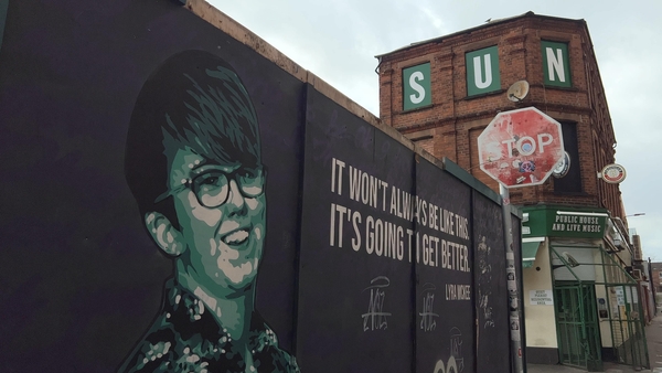 Múrphictiúir an iriseora Lyra McKee a maraíodh i mbun na hoibre i 2019.