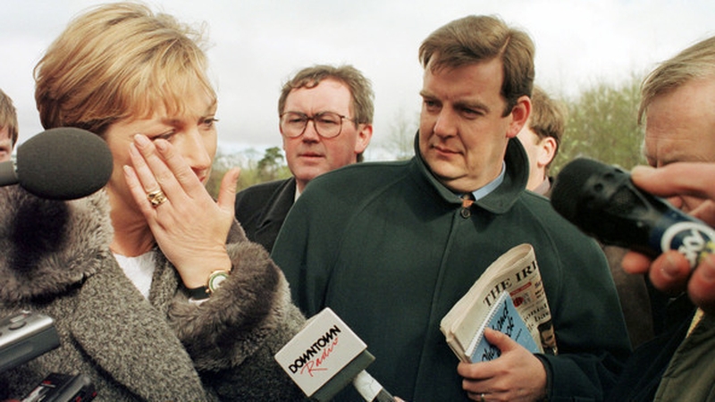 Liz O'Donnell speaking to Bryan Dobson and other members of the media on the day the Good Friday Agreement was reached (Pic: RollingNews.ie)