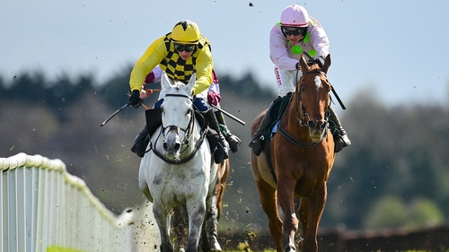 Asterion Forlonge (l) ran out a half a length winner