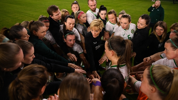 Republic of Ireland manager Vera Pauw with her players after the 1-0 defeat