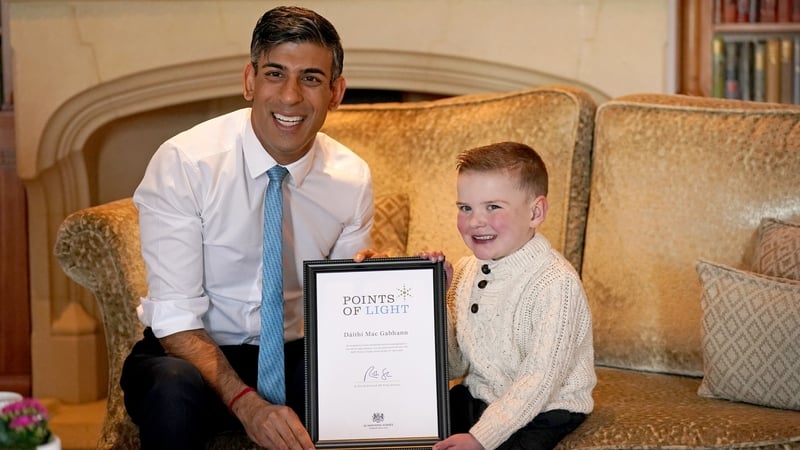 Gradam bronnta ar an laoch Feirsteach Dáithí Mac Gabhann ag Príomh-Aire na Breataine