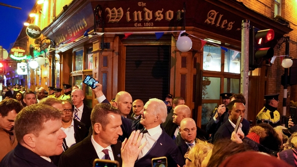 Biden in gContae Lú: Tacaíocht agus teaghlach