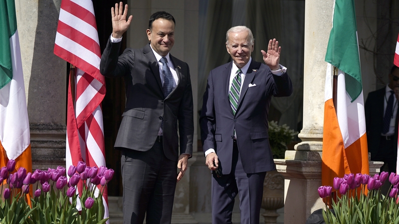 Leo Varadkar agus Joe Biden taobh amuigh de Theach Bhán na Feirme
