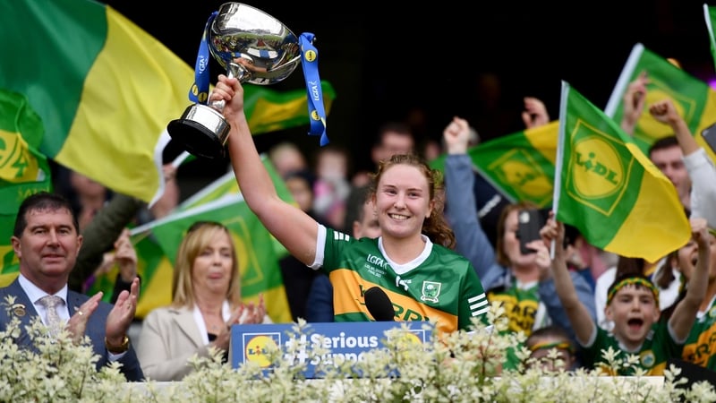 Kerry captain Síofra O'Shea lifts the cup