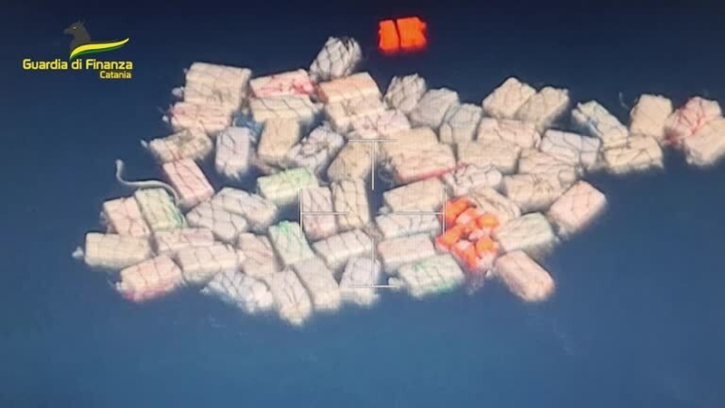 Police picked up 70 packages of cocaine of the coast of Sicily