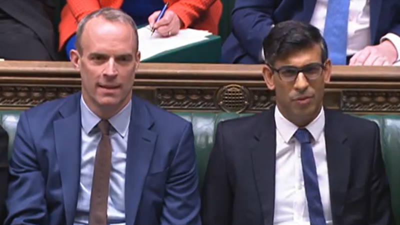 Tá Dominic Raab (ar chlé) ar an tríú haire sinsearach le héirí as rialtas Rishi Sunak (ar dheis)