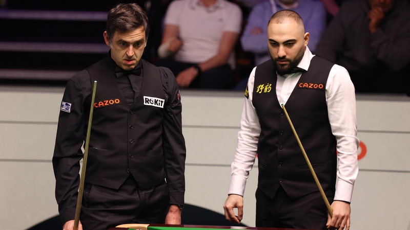 Ronnie O'Sullivan and Hossein Vafaei examine the table during the opening session
